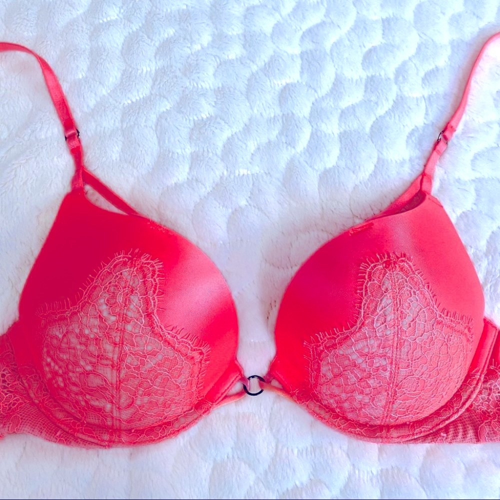 Victoria Secret Bombshell Lace Plunge Push Up Bra